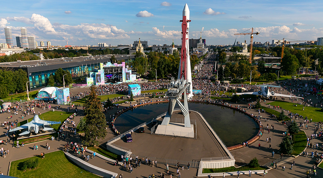 Площадь вднх. Промышленная площадь ВДНХ. Площадь промышленности ВВЦ выставка достижений народного хозяйства. Территория ВДНХ площадь. Площадь промышленности ВДНХ концерт.